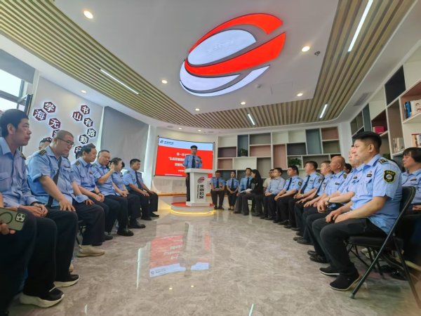 匠心智策 一场职工书屋里的劳模宣讲会